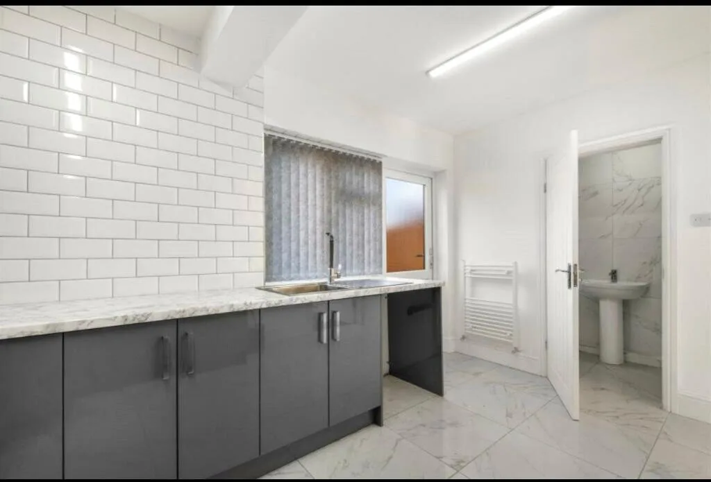 5 bedroom end of terrace house for rent