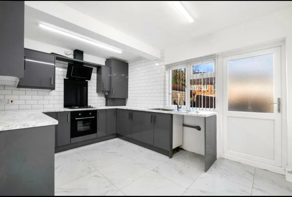 5 bedroom end of terrace house for rent