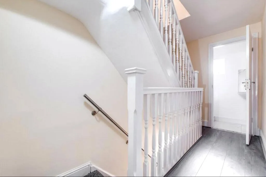 5 bedroom end of terrace house for rent