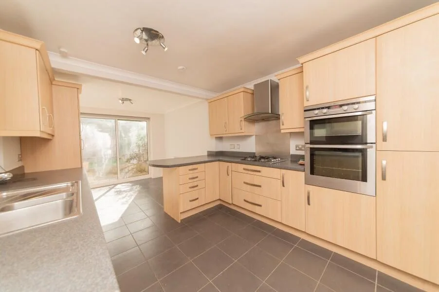 4 bedroom terraced house for rent