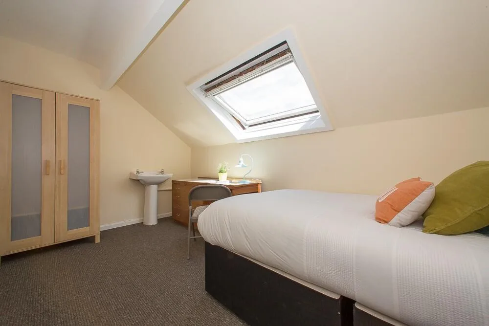 5 bedroom end of terrace house for rent