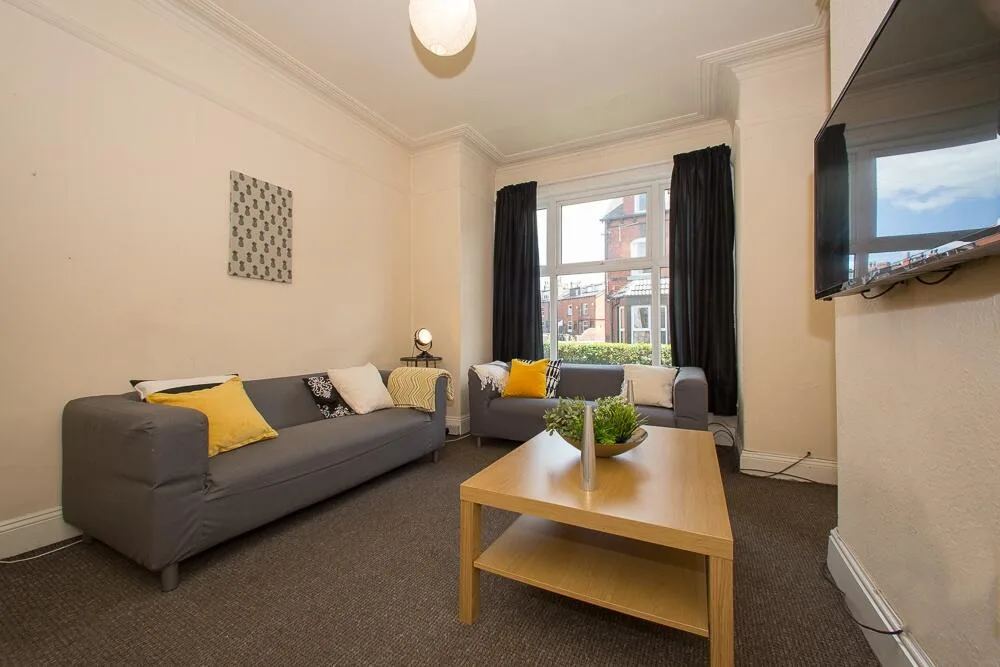 5 bedroom end of terrace house for rent