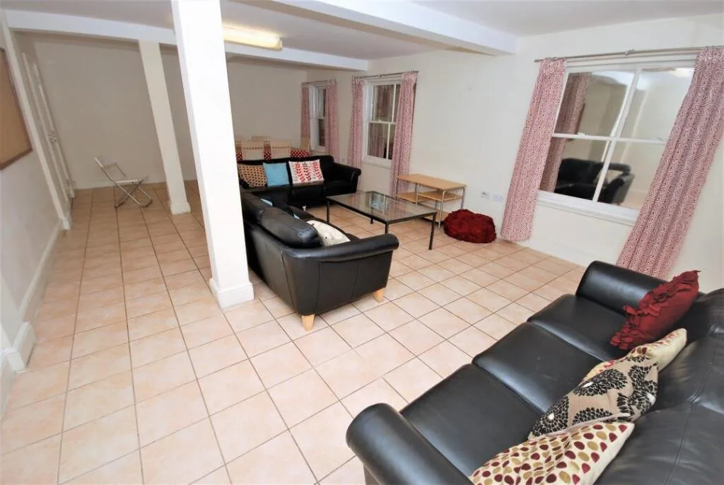 5 bedroom flat for rent