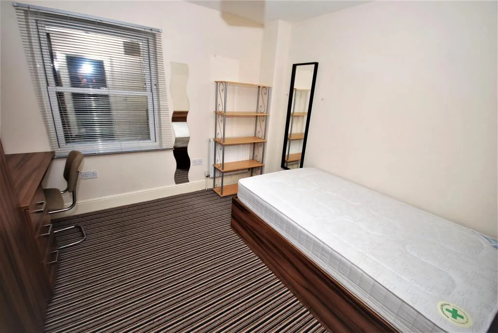 5 bedroom flat for rent
