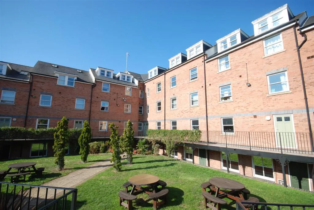 5 bedroom flat for rent