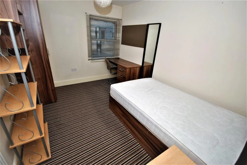 5 bedroom flat for rent