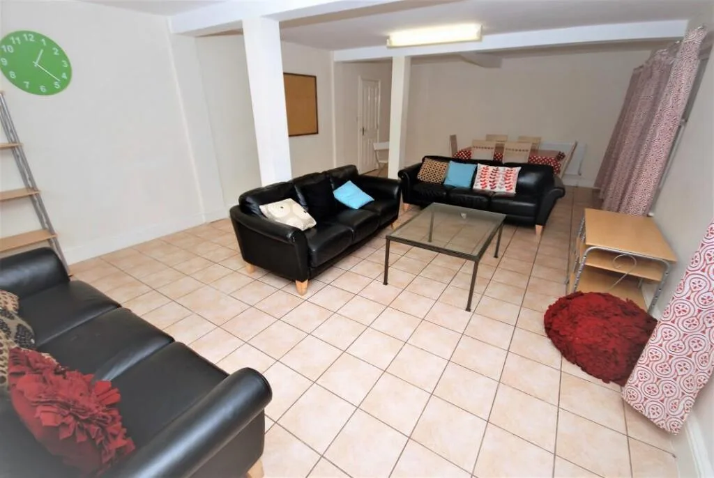 5 bedroom flat for rent