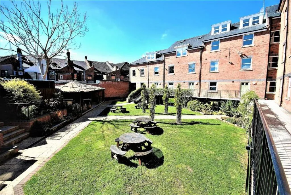 5 bedroom flat for rent