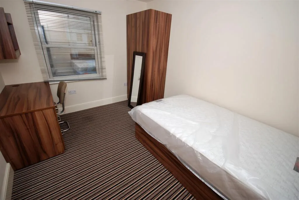 5 bedroom flat for rent