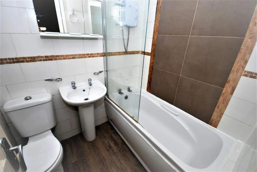 5 bedroom flat for rent