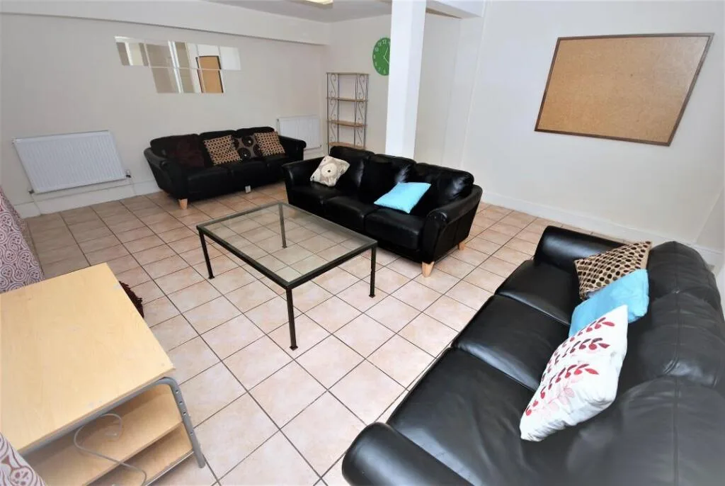 5 bedroom flat for rent