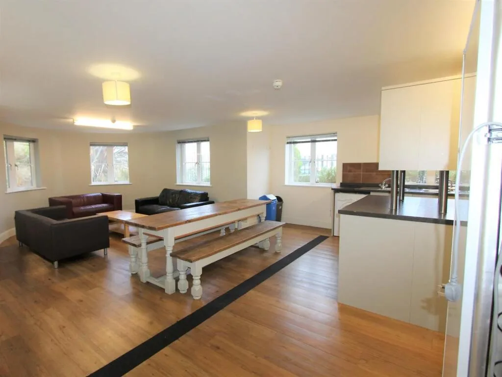 8 bedroom apartment for rent