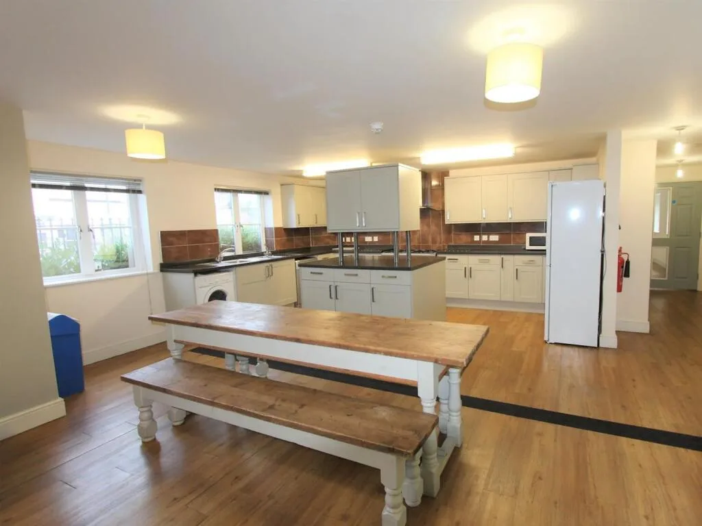 8 bedroom apartment for rent