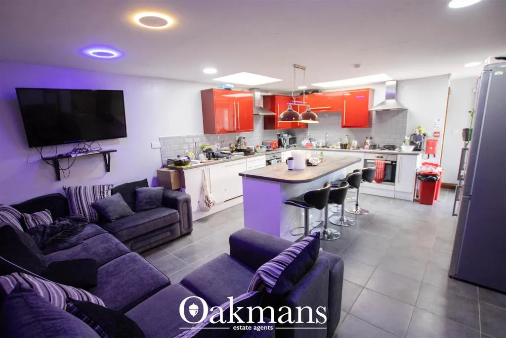 8 bedroom house for rent