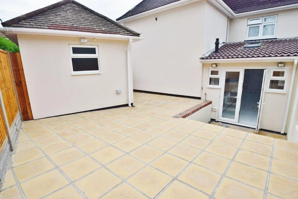5 bedroom semi-detached house for rent
