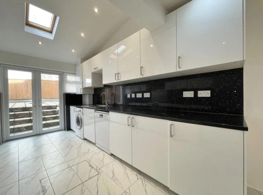 5 bedroom semi-detached house for rent