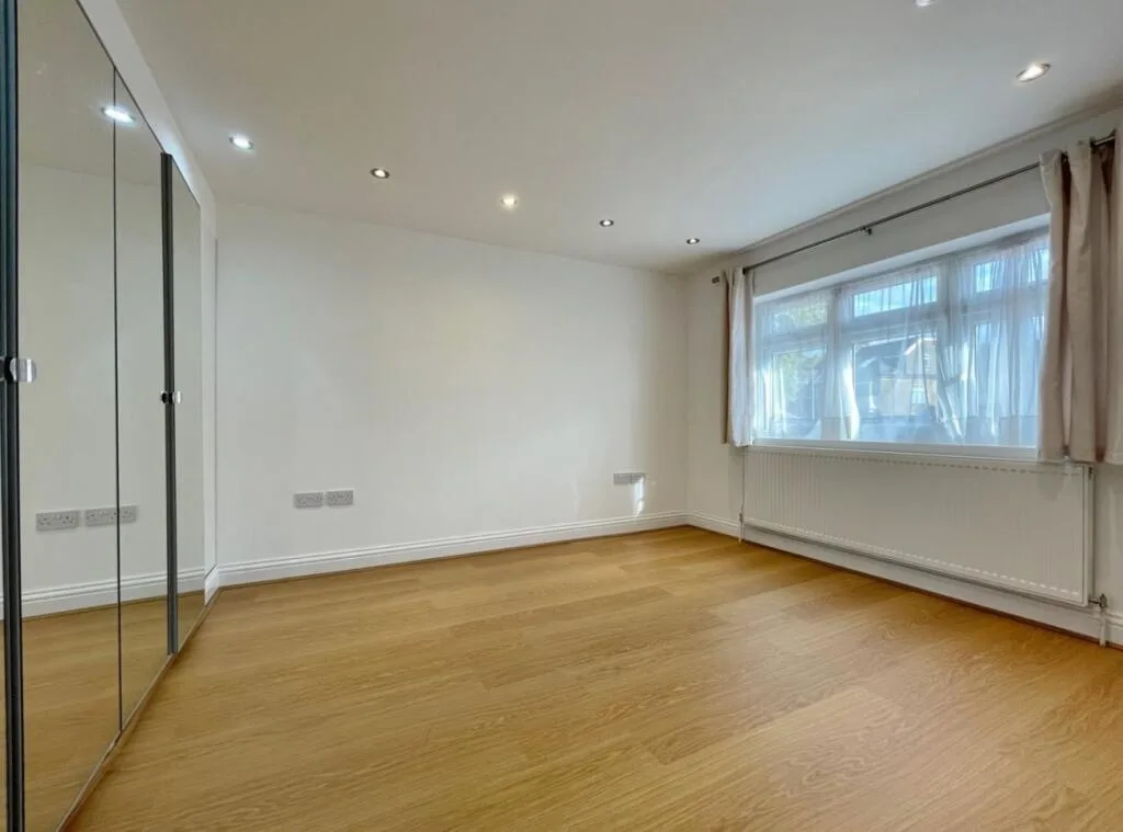 5 bedroom semi-detached house for rent