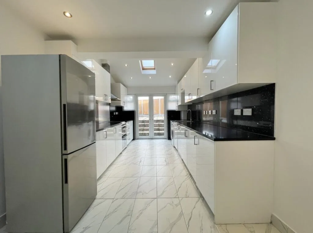 5 bedroom semi-detached house for rent