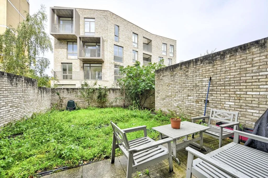 2 bedroom maisonette for rent