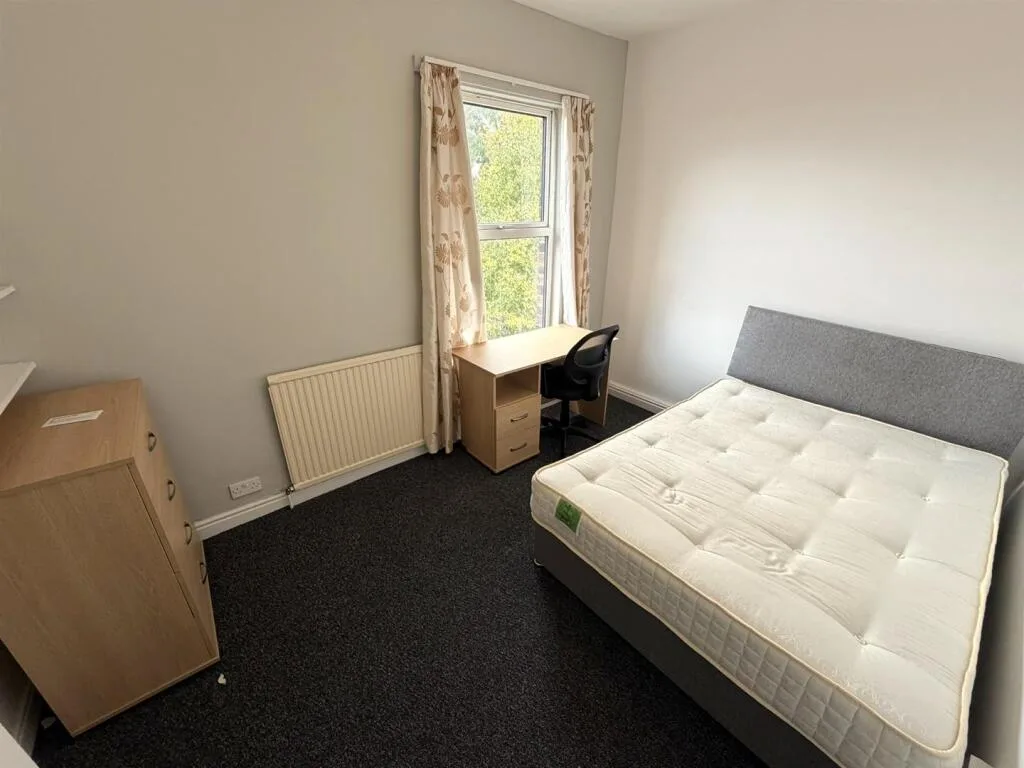 3 bedroom end of terrace house for rent