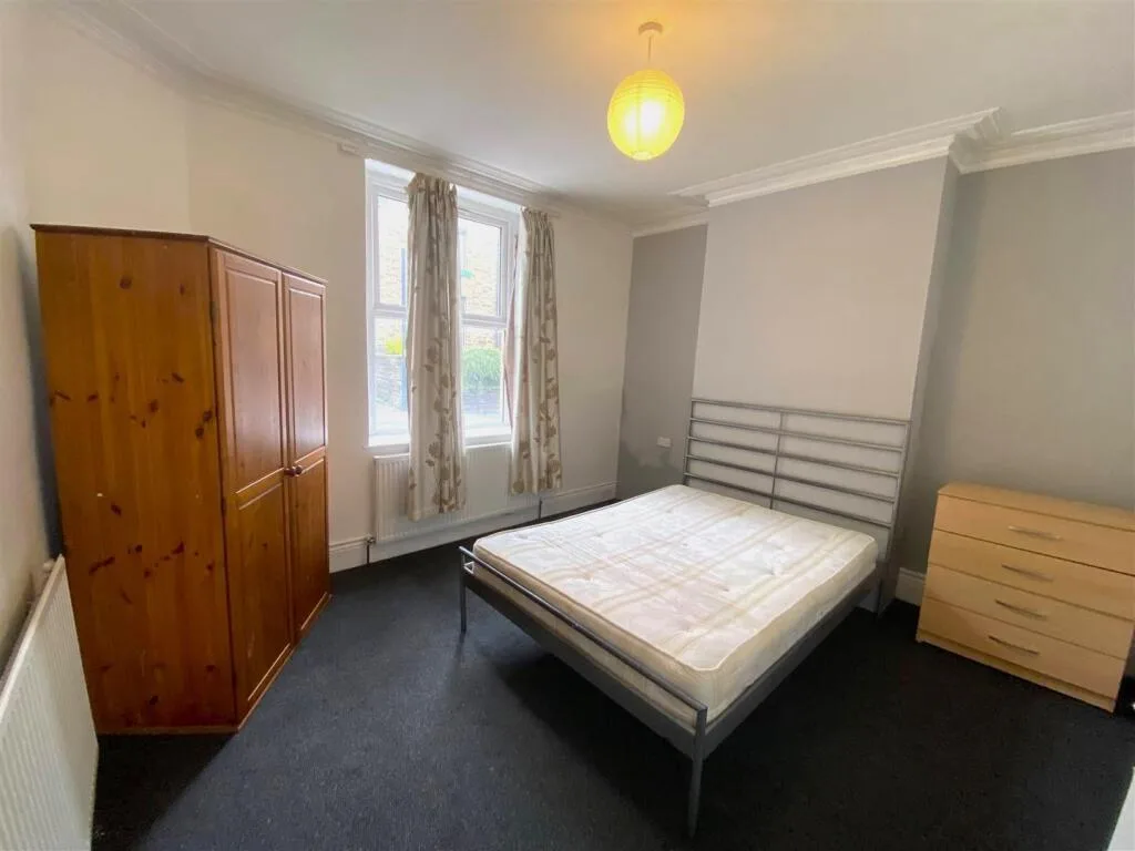 3 bedroom end of terrace house for rent