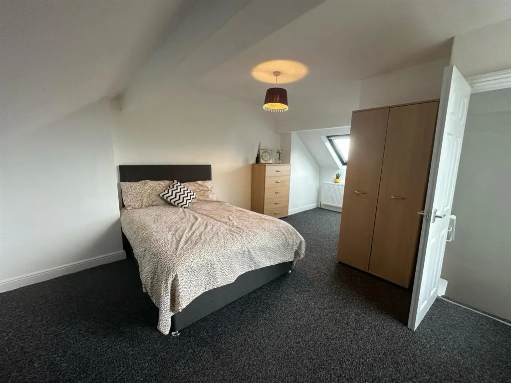 4 bedroom end of terrace house for rent