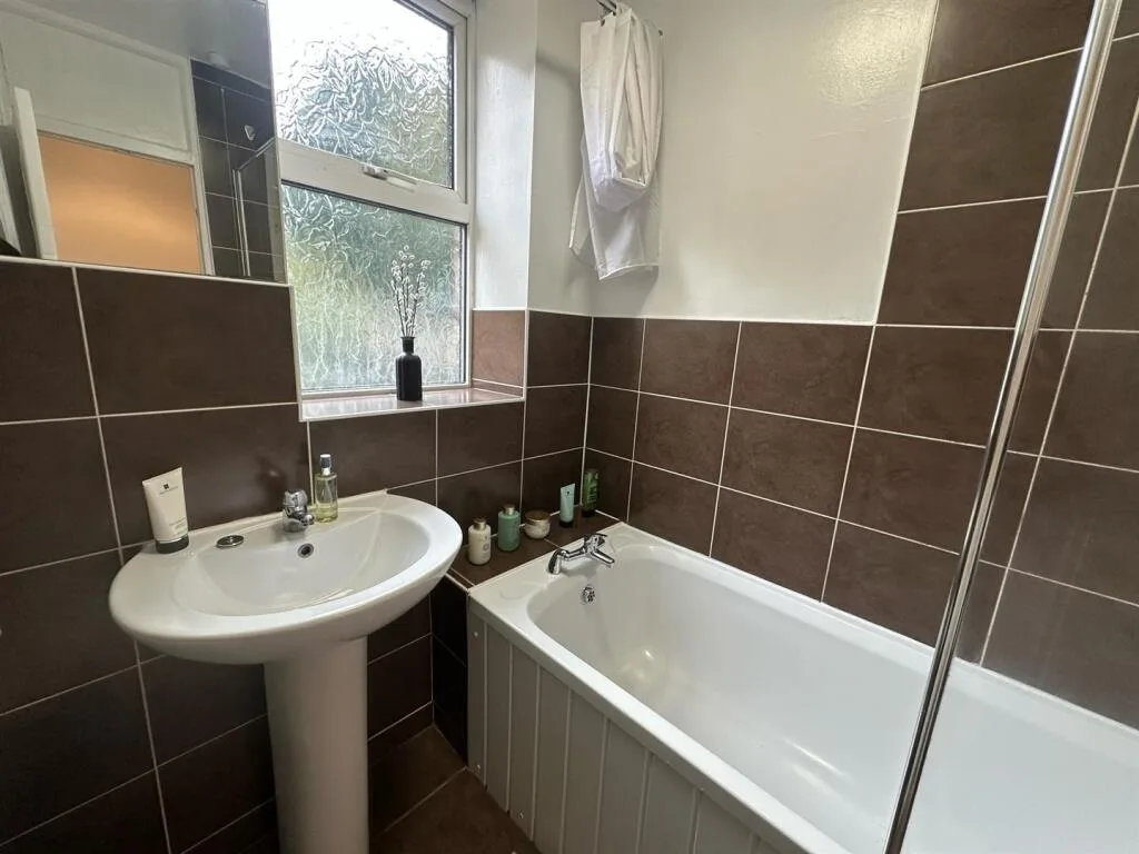 4 bedroom end of terrace house for rent