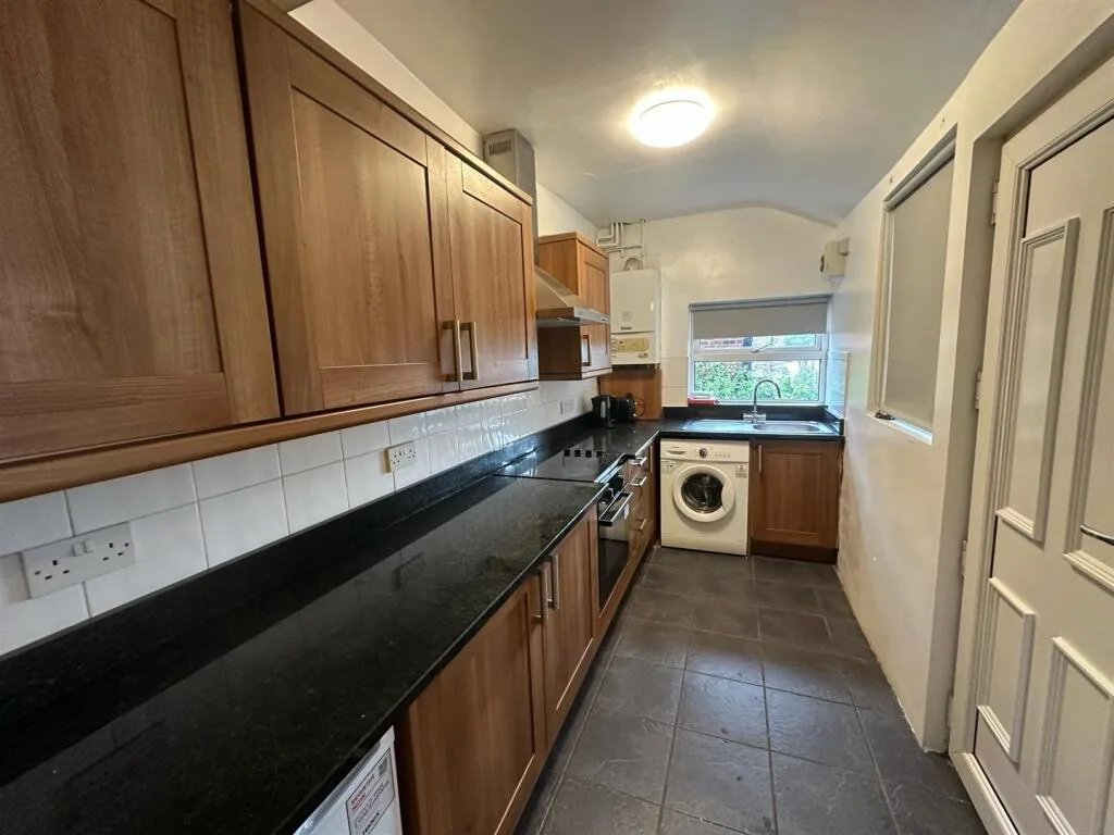 4 bedroom end of terrace house for rent