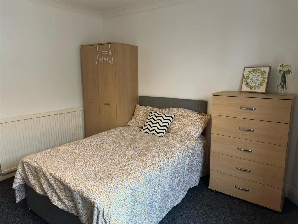4 bedroom end of terrace house for rent