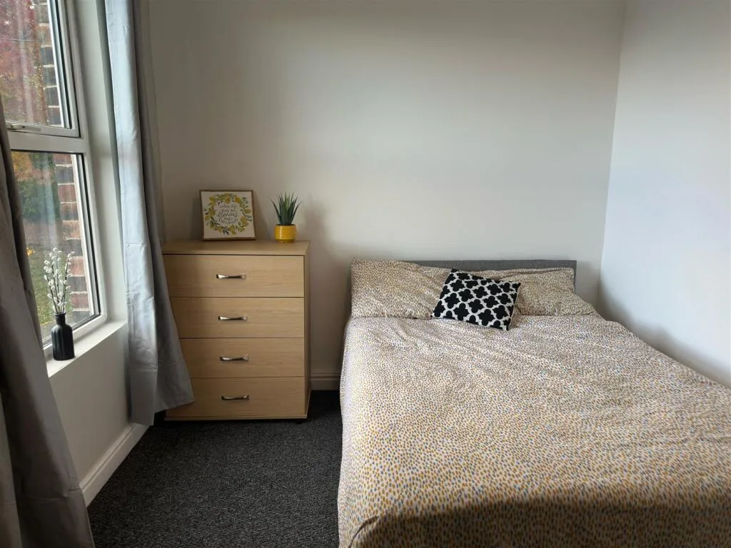 4 bedroom end of terrace house for rent