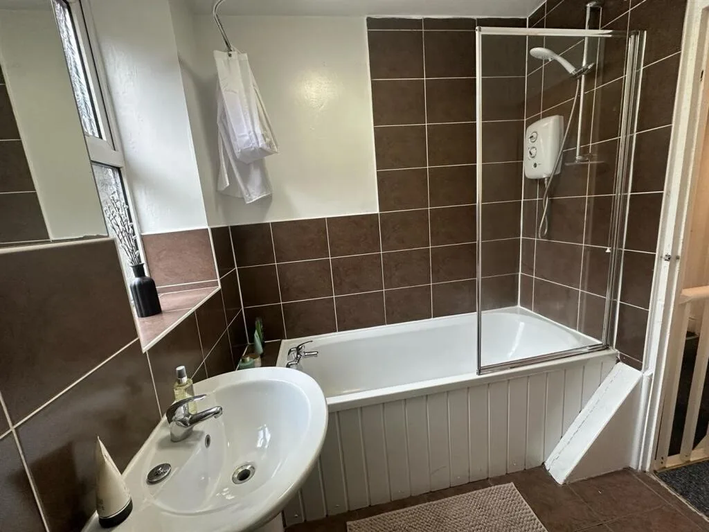 4 bedroom end of terrace house for rent