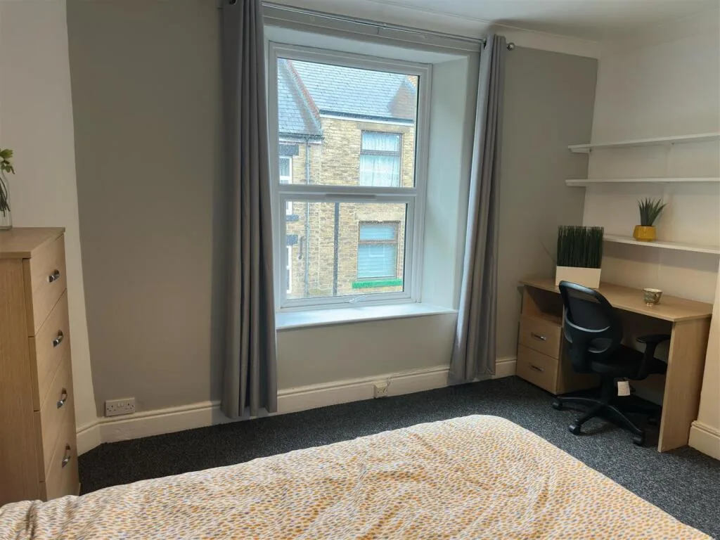 4 bedroom end of terrace house for rent
