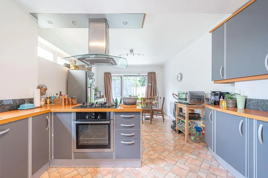 4 bedroom semi-detached house for rent
