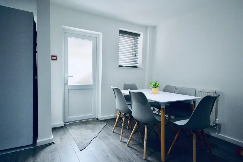 6 bedroom terraced house for rent