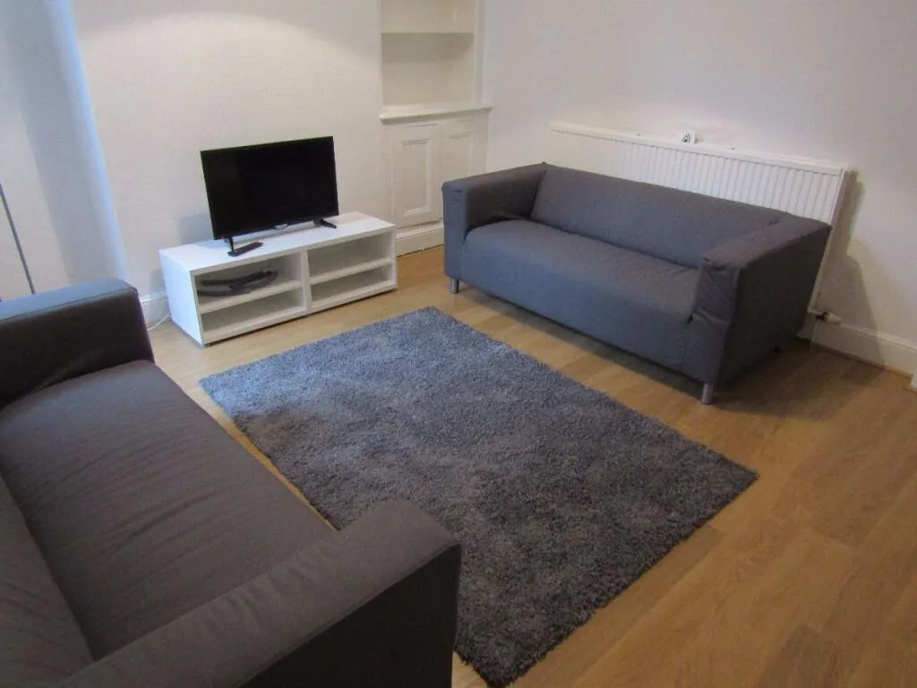 5 bedroom terraced house for rent