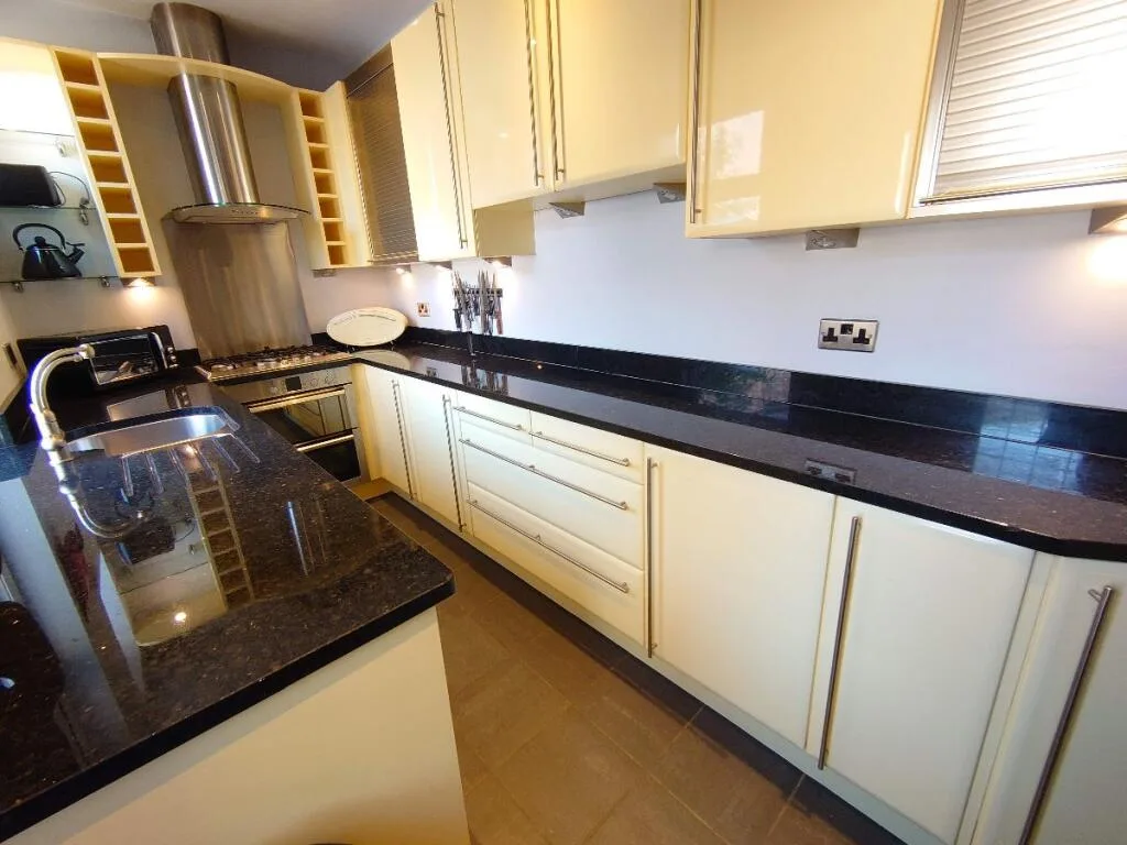 5 bedroom terraced house for rent