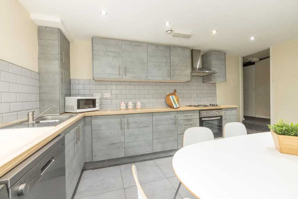 5 bedroom terraced house for rent