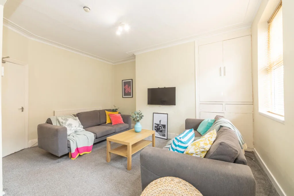 5 bedroom terraced house for rent