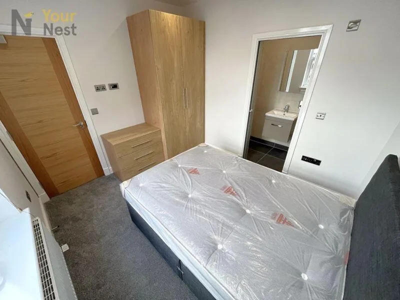 5 bedroom terraced house for rent