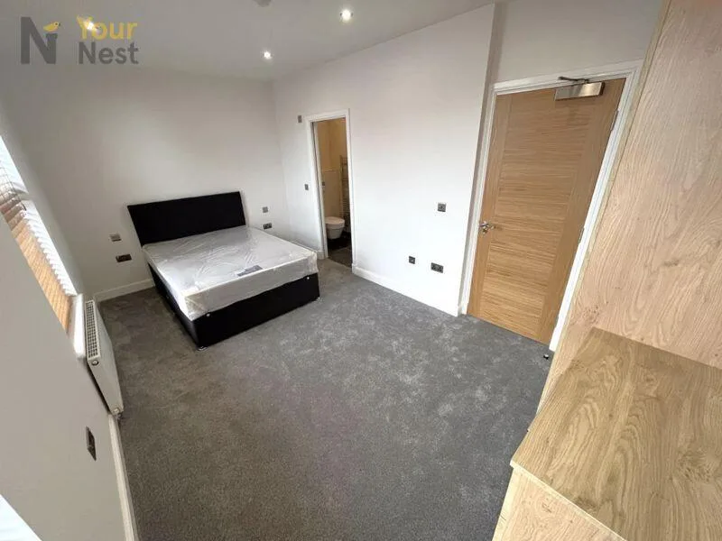 5 bedroom terraced house for rent