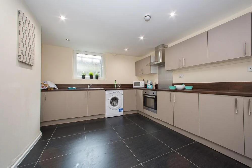 6 bedroom terraced house for rent