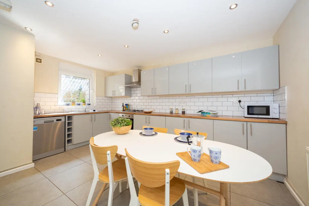 6 bedroom terraced house for rent