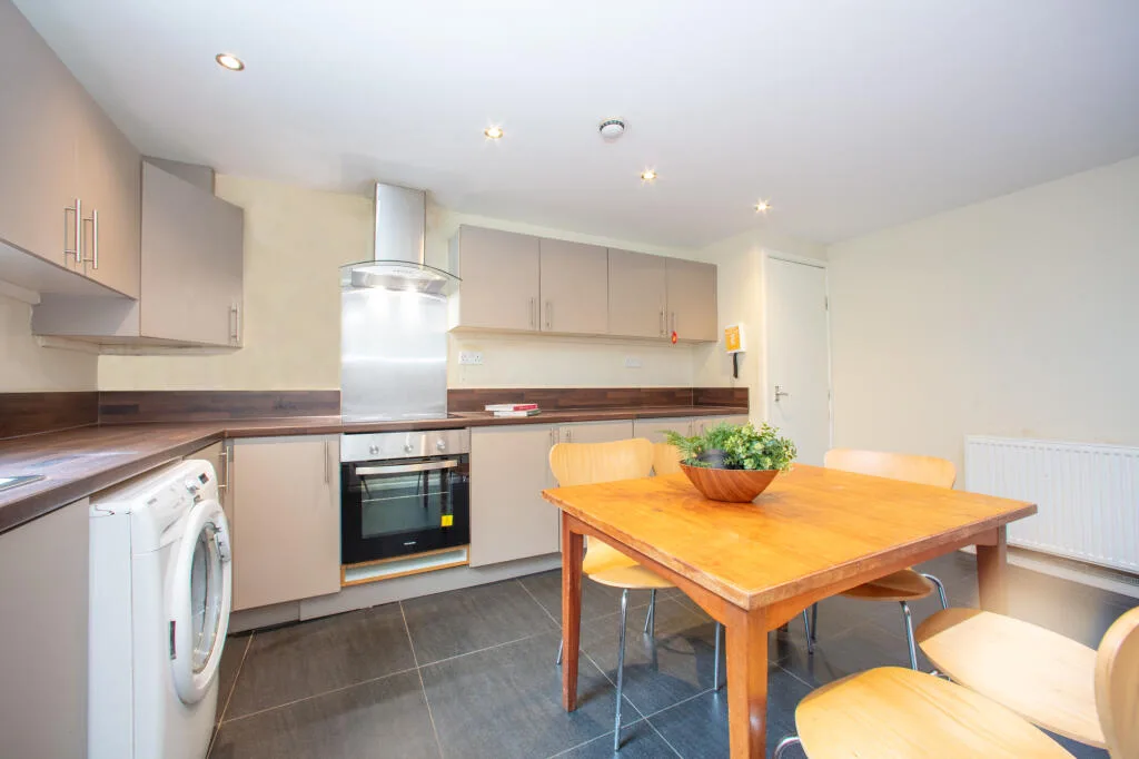 6 bedroom terraced house for rent