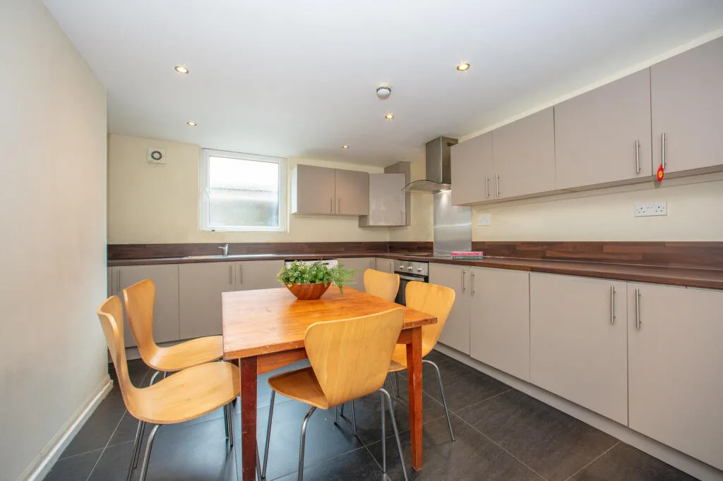 6 bedroom terraced house for rent