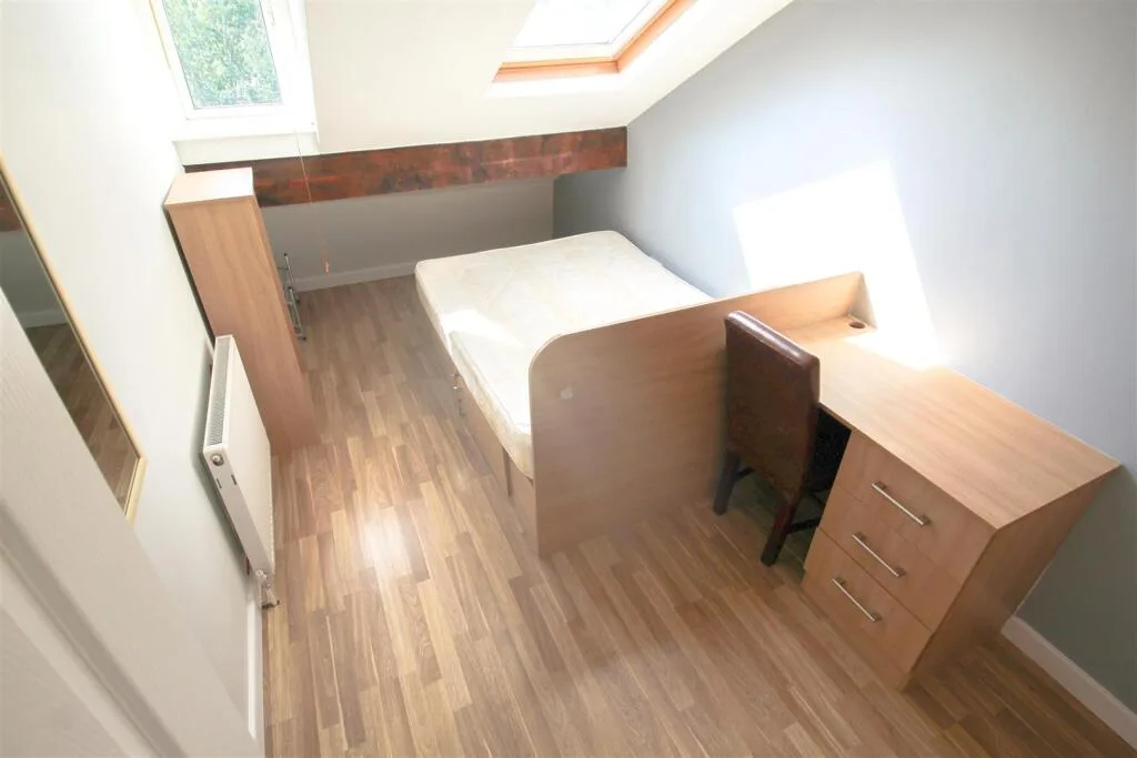 8 bedroom terraced house for rent