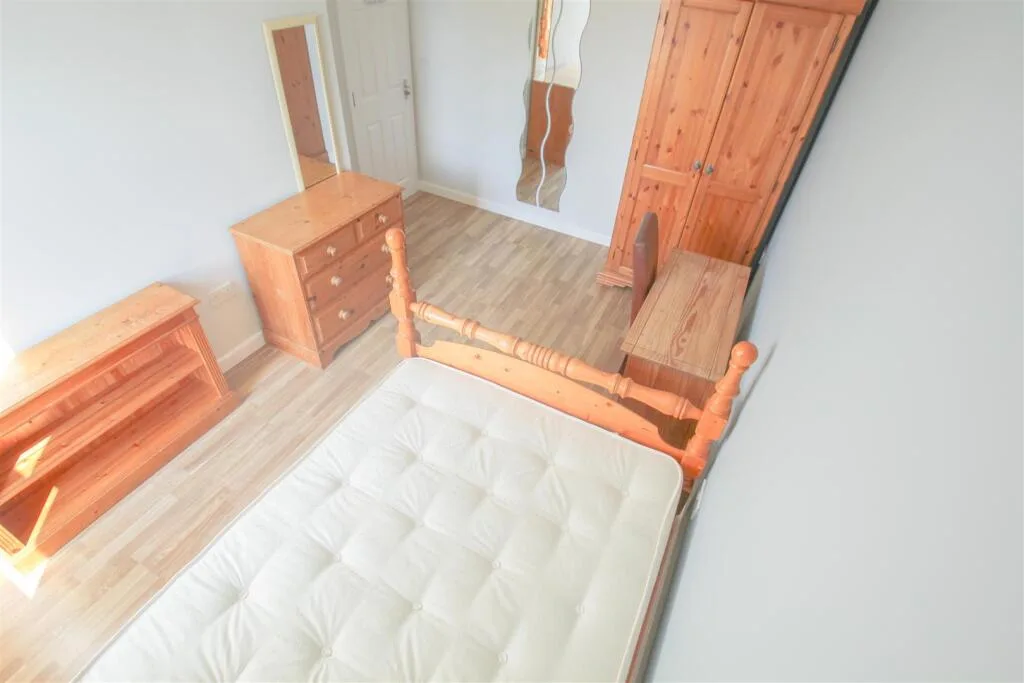8 bedroom terraced house for rent