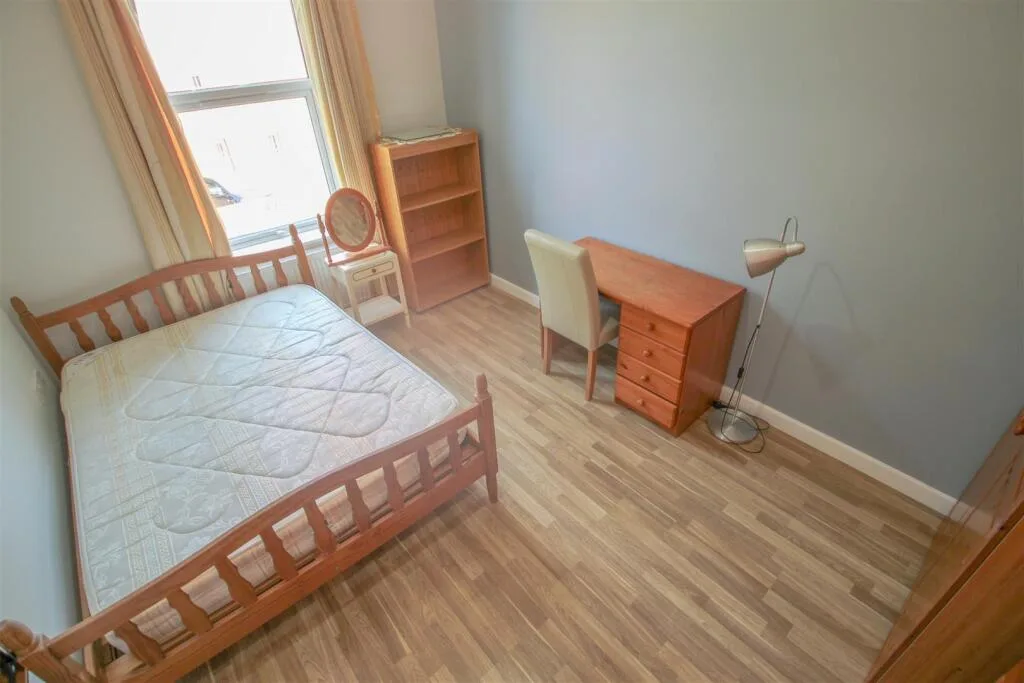 8 bedroom terraced house for rent