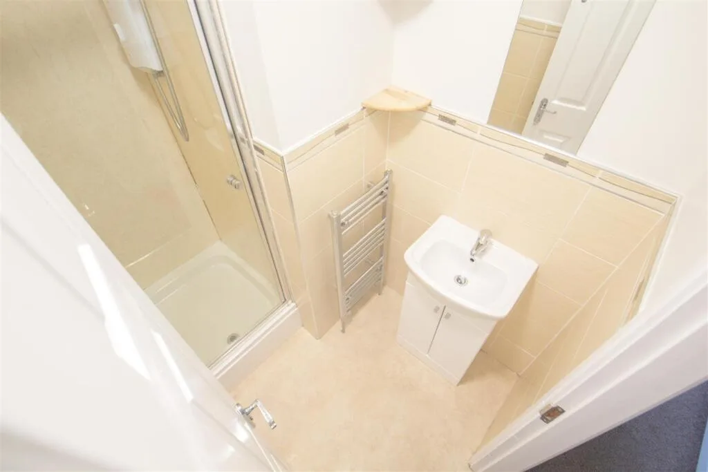 8 bedroom terraced house for rent