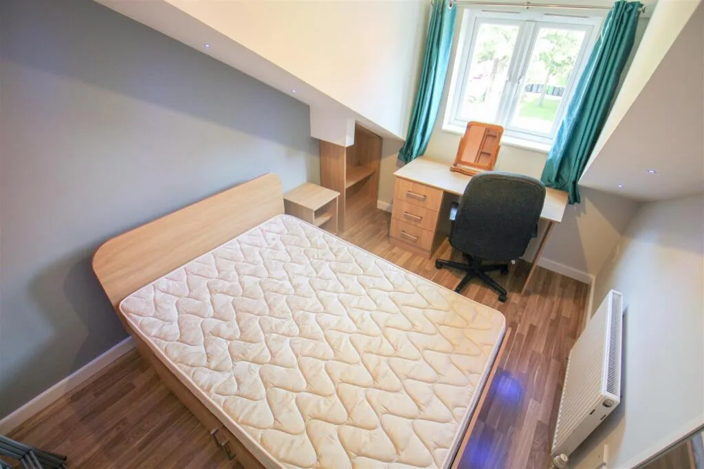 8 bedroom terraced house for rent