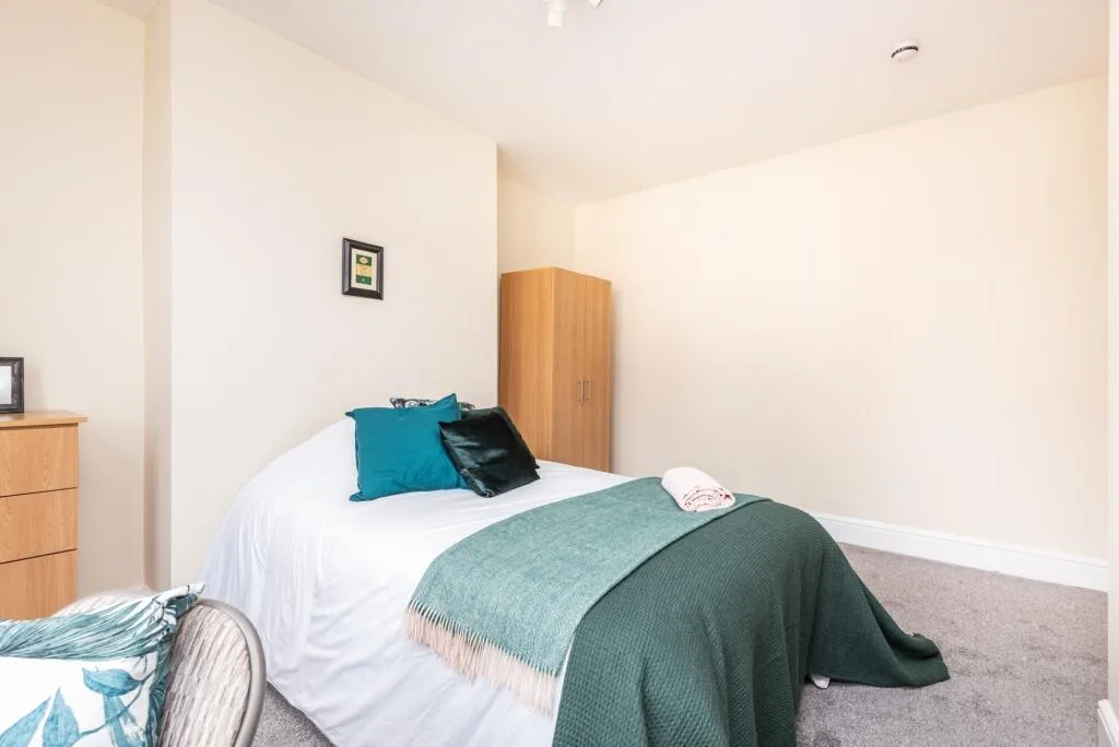 8 bedroom terraced house for rent